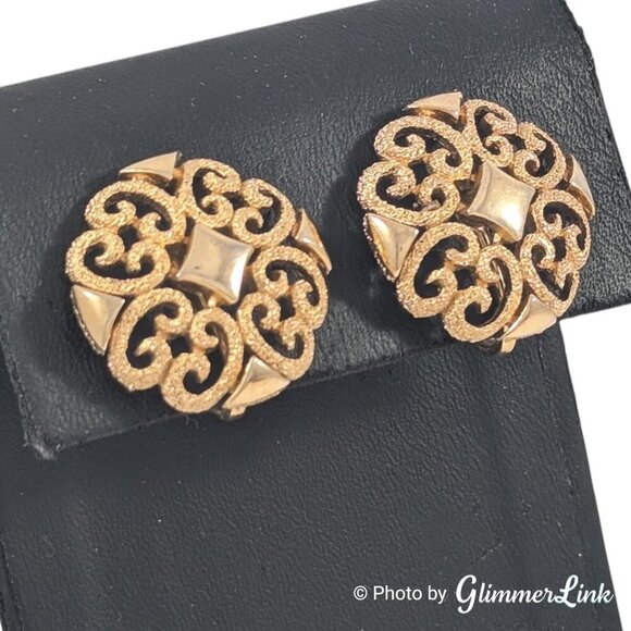 Vintage 70s Precious Pretenders Round Filigree Gold Tone Clip On Earrings - Picture 2 of 8